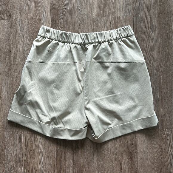 Lululemon Practical Play 3.5" Shorts Light Khaki Size 4 Pleats Mid Rise - Picture 6 of 6